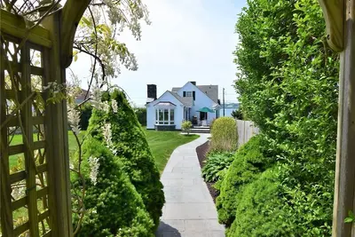 Image de Elegant beach cottage overlooking Easton's Beach within 2 miles to Newport, Ri