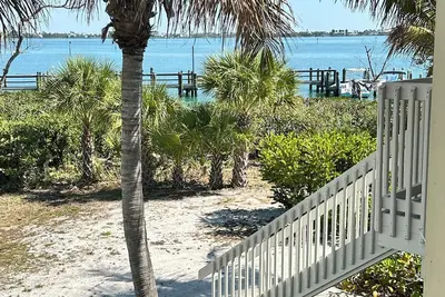 Image de Modern 3/2 condo on Little Gasparilla Island, ferry, pool and golf cart included