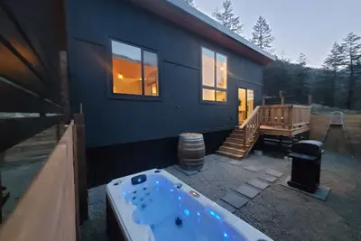 Image de Sauna + Hot Tub + Cold Plunge + Nature Views. Couples Retreat