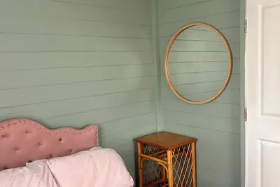 Image de Cosy upstairs cottage by the sea, walk to the local hotel, bay and beach