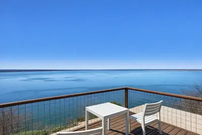 Image de Cozy \"Blue Moon\" Cabin with Beautiful Lake Whitney View and Upstairs Deck