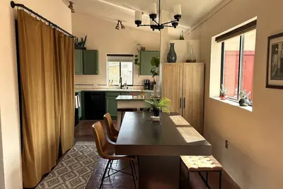 Image de Red Rocks Retreat: Unique 4-bedroom Home in Golden, Large Yard and Patios