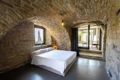 Vineyard Retreat – Private Spa & Silence in La. . .