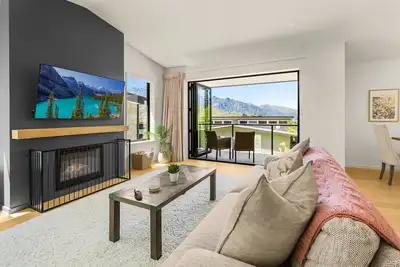 Image de Queenstown Forest Lodge | Spa Pool / Hot tub 4br Retreat with Views, Games & Family Comfort