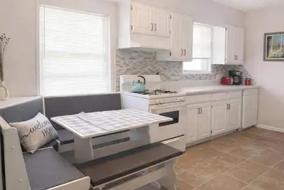 Image de Quintessential cottage walking distance to Oaklawn and minutes from downtown