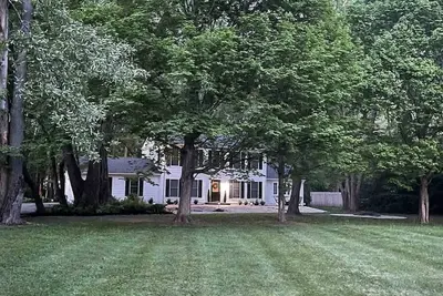 Image de Wooded Lakeside Retreat Near Grand Park + GameRoom