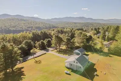 King bed + 100 acres to explore + Mountain Views