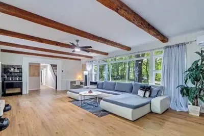 Image de Spacious 5-bed home in charming Stroudsburg with indoor/outdoor pool! Near all!