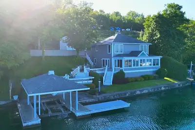 Image de The Lake House- Summer Stay-Cozy 3 Bedroom Lake Escape. Unwind by the Water!