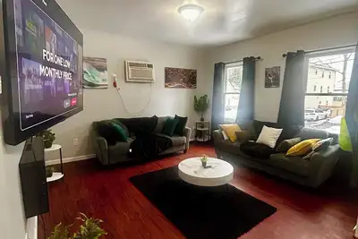 Image de 40% Off April. Sleeps up to 8. Quiet Neighborhood!