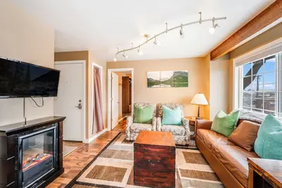 Image de New! Cozy 2bed condo in the heart of Whitefish — rustic charm meets downtown convenience.