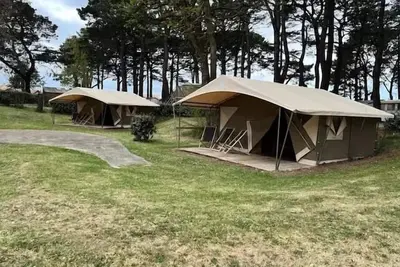 Image de Tente toilée - 20m² - 3 chambres - avec électricité + terrasse couverte 6 personnes