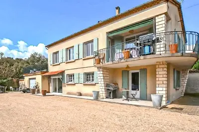 Image de Appartement charmant à Orange avec Wi-Fi