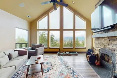 Image de Spacious home with private hot tub, full kitchen & incredible views