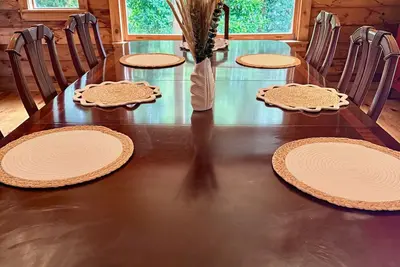 Image de Serene craftsman 6-bedroom cabin perfect for group getaways