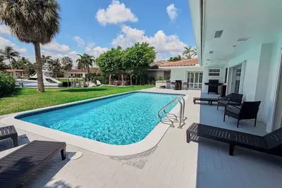 Image de Waterfront! ! ! ! Fantastic 3-bedroom fully renovated villa with Pool  and Hot Tub!