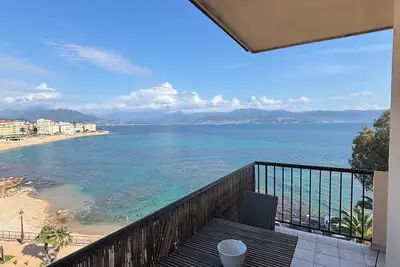 Image de T3 climatisé balcon, plages, parking gratuit et commerces au pied de l’immeuble