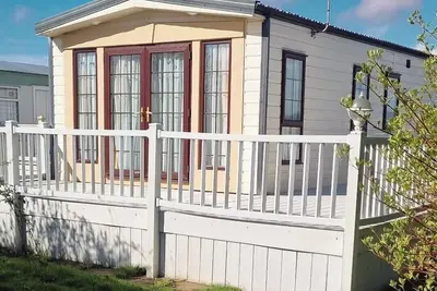 Image de 2-bed modern caravan with patio doors onto full veranda
