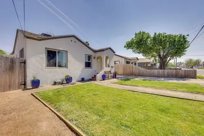 Image de < 1 Mi to Main St Hanford! Home w/ Outdoor Space