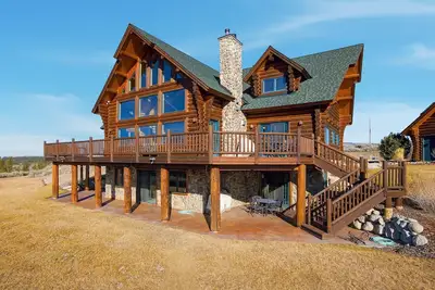 Image de Enjoy the striking views of the Bitterroot valley from this well appointed Cabin. The perfect spot to gather and enjoy all Montana has to offer. Whether you're visiting to enjoy the outdoors or for a quiet getaway this home is the perfect basecamp.