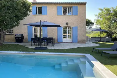 Image de Villa Clairval Sainte-Maxime : piscine privée, climatisation, vue golf, plage à 2, 5 km