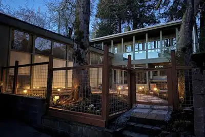 Image de New - 5 king beds, near UofO, Hayward Field, Matthew Knight arena and Autzen! 🏈