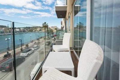 Stylish beachfront 2br home Near Coast & Dining