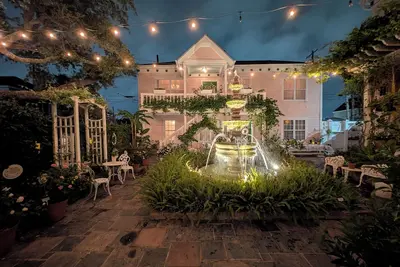 Image de 1885 Rose Cottage-East End Carriage House-Lower Unit-Close to Cruises & Strand!