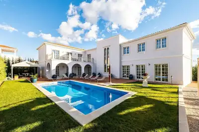 Image de Villa Zara – The Mediterranean Retreat<br>Villa de luxe pouvant accueillir jusqu’a 8 personnes avec piscine privée chauffée, entourée de charme méditerranéen.