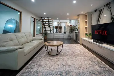 Image de Modern 3br Basement Retreat w/Workspace & Parking!