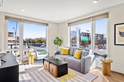 Image de New 4-bedroom 3 bathroom suite near Harvard Square and vibrant Boston Landing.