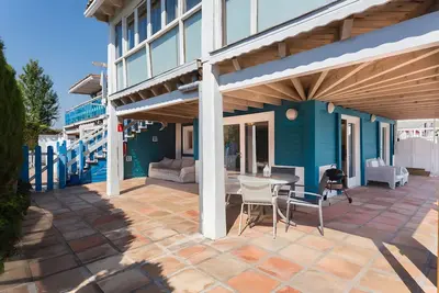 Image de Grande terrasse et accès direct à une plage semi-privée