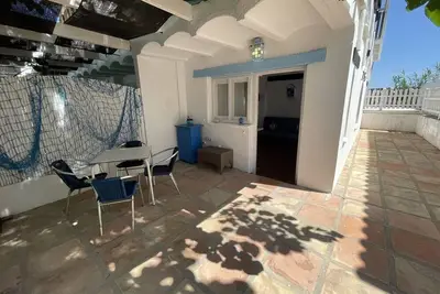 Image de Maison avec terrasse et accès direct à une plage semi-privée