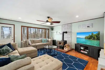 Image de New! Peaceful Retreat Overlooking Burt Lake