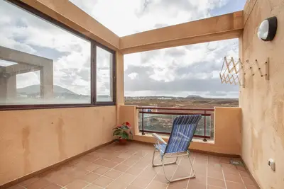 Image de Appartement de vacances 'Sol Y Playa' avec vue sur la montagne, terrasse privée et Wi-Fi