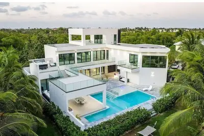 Image de Canal-Front Luxury Villa w/ Pool, Cinema & Rooftop