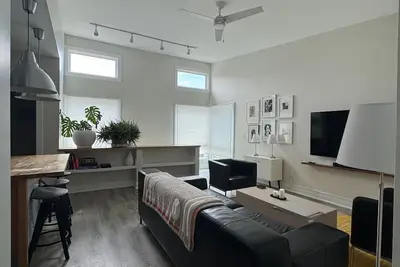 Image de Carrollton Collection: The Tree House - 2br Guesthouse Near Downtown + Parking
