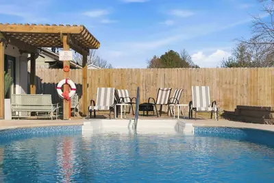 Image de Sun, Swim & Shop | Rogers Private Pool Retreat