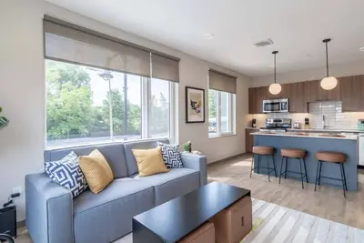 Image de New! Boston 4 Bedroom - 2 bathroom suite with full kitchen plus washer and dryer.