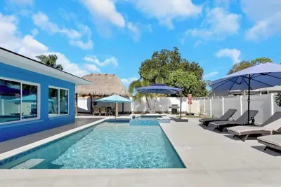 Image de Luxurious New Heated Pool & Spa! 4 mins to beach!