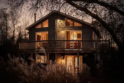 Image de Stunning Pocono Retreat | Hot Tub • Game Room • Fire Pit • Family Getaway