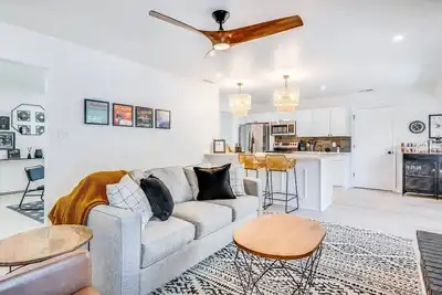 Image de Spacious, Fun & Cozy~ Game Room ~ Mins to Dt/Apt!