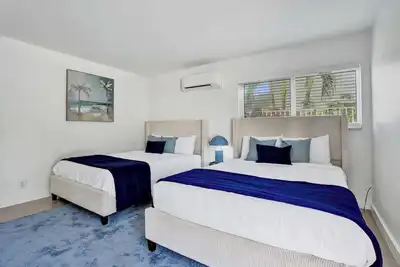 Modern Lake Worth Suite 2 Queen & Pool Access