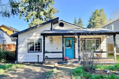 Image de New! Peaceful Bungalow • Train to World Cup Matches • Yard