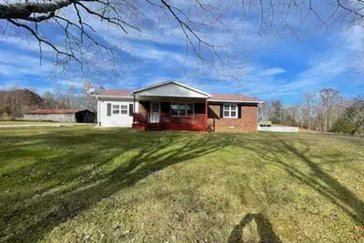 Image de Newly Renovated House near Lake.