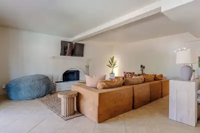 Spacious Oasis w/ Heated Spa l 10min from strip