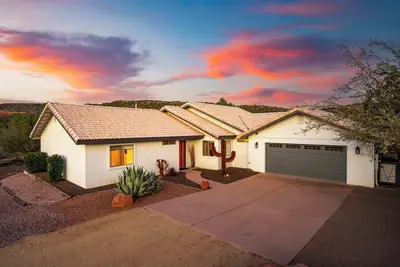 Image de Private Indoor Pickleball Court + Red Rock Views