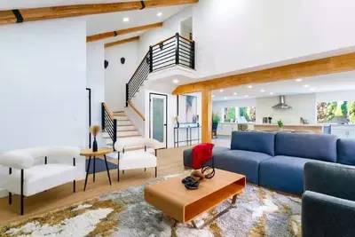 Image de Spacious Designer Pool House