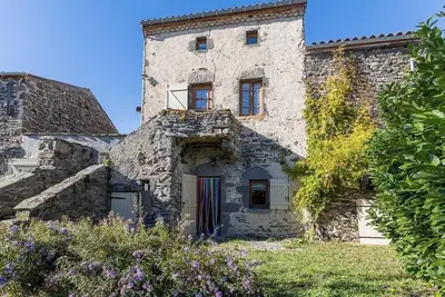 Image de Maison typique en pierre au milieu d'un village calme