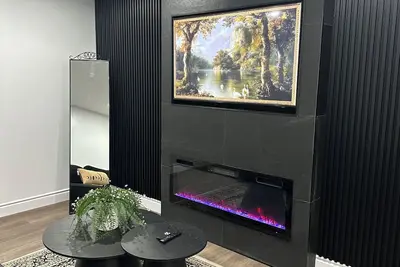 Image de Elegant home 10mins drive to Detroit/Windsor border & 5 mins to Windsor airport.